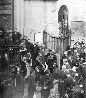 S. M. la Reina doña victoria Eugenia al salir ayer mañana de la iglesia de san...