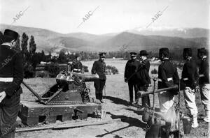 El jefe de la casa militar del Rey, general Echague (X), Visitando la batería de...