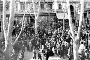 El Publico Comentando los Sucesos del Sabado delante de la redacción de La " Veu...