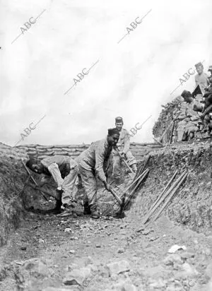 Construcción de Zanjas y Trincheras por los Soldados que Ocupan la posición