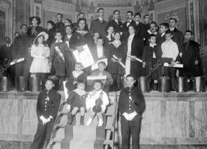 Grupo de Niños Premiados en el concurso celebrado en la primera exposición...