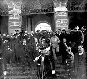 S. M. el Rey al salir de visitar A los Heridos de Melilla Existentes en el...