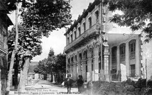 Paseo y Comercio "la Villa de Paris" en el pueblo Mondariz (Pontevedra)