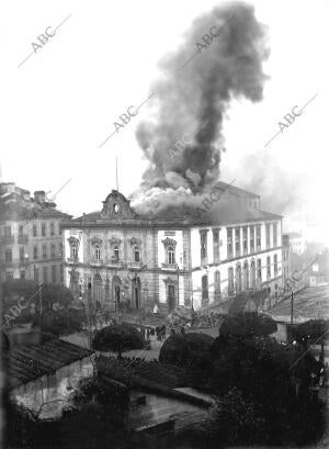 Aspecto del teatro Rosalía de Castro durante el incendio que lo ha Destruido por...