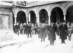 El Sr. Canalejas (X) en el patio de la Universidad Sevillana durante su reciente...