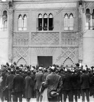 Las Comisiones de Huelva Aclamando A Ss. Mm. en el patio del alcázar