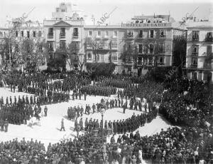 Aspecto que Ofrecía la plaza de la constitución durante la solemne Ceremonia