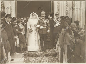 Aurelia Santa Marina y el capitán D. Enrique Carrión, al salir de la iglesia de...