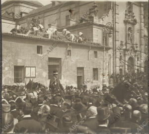 Los obreros sobre el tejado del edificio comenzando el derribo inmediatamente...