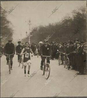 Carreras a pie en Madrid, llegada del corredor Joaquín Caro, que ganó el primer...
