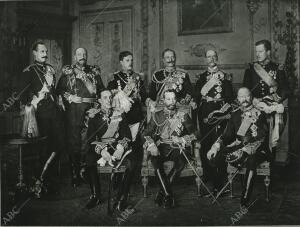 Sentados, Alfonso Xiii, Jorge V de Inglaterra, y Federico Viii de Dinamarca