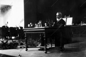 En la exposición nacional de Valencia el doctor Altamira durante la conferencia...