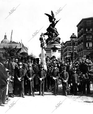 Dos de mayo en Madrid - el centro de Hijos de Madrid ante el monumento de la...