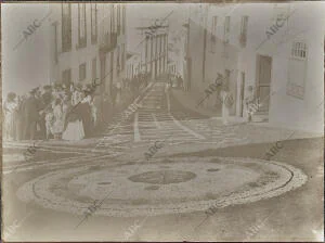 Las calles de la Orotava (Tenerife) alfombradas con flores durante la festividad...