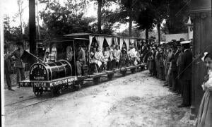 En la fotografía, la inauguración del ferrocarril para los niños, momento en el...