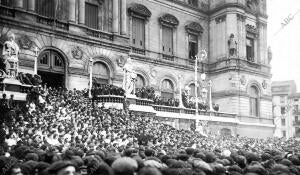 Manifestación anticlerical delante del ayuntamiento de Bilbao