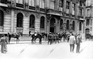 Fuerzas de la guardia civil Custodiando el edificio del banco de Bilbao