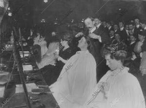 En la Imagen, momento del certamen de peluquería en Londres en 1910, que Tuvo...