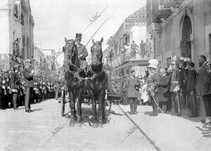 El gobernador de Gibraltar, al salir del gobierno Militar, Saludando A la...