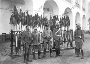 Los Estandartes de los Regimientos de caballería en el patio del cuartel de...