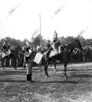 S. M. el Rey, A Caballo, Saludando al estandarte del regimiento de Alfonso Xii...