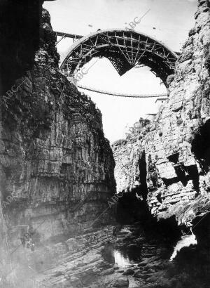El puente nuevo de Constantina (Argelia), sobre el barranco del Rhummel, A 110...
