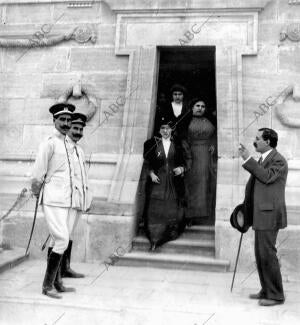 La insigne actriz Carmen Cobeña (X), Acompañada de las Hijas del general del...