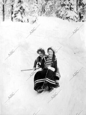 Los Deportes de la nieve en Noruega una pareja de Muchachas Realizando una...