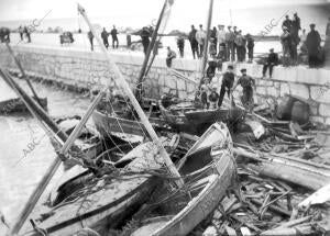 Restos de embarcaciones destrozadas por la furia de las olas junto al malecón,...