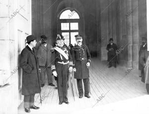 El nuevo ministro de Marina: el general D. José Pidal Rebollo(X) al salir del...