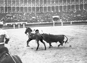 El quinto Toro Llevando un caballo enganchado en los Cuernos