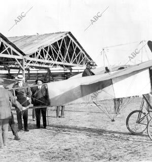 El aviador Tick Momentos antes de arrancar para las Pruebas de velocidad altura...