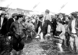 El famoso aviador recogido en el Mar, al ser Sacado A la playa en Hombros de un...