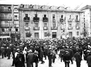 El pueblo ante el gobierno civil Protestando contra el mal abastecimiento de...