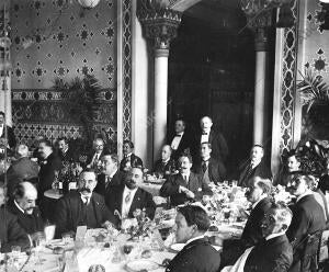 Banquete celebrado en el Tibidabo en honor del comandante y Oficiales de la...