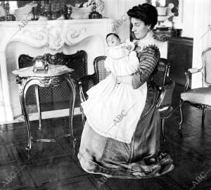 De la familia real su alteza la Infanta doña María Teresa con su Hija recién...