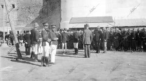 Llegada de Refuerzos A Melilla - el general Arizón (X) Presenciando el...