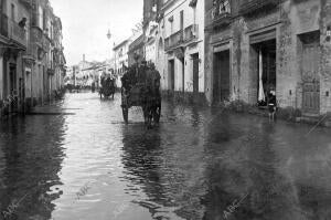 Inundación en Sevilla. Paso de un entierro por una de las Calles