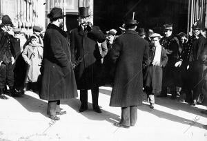 Don Amalio Gimeno al salir de su visita al templo de la Vírgen del Pilar, (con...