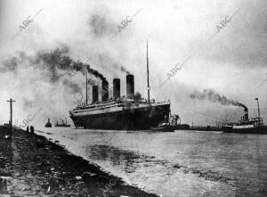 El trasatlántico inglés "<strong>Titanic</strong>" sale del puerto de Southampton rumbo a Nueva...