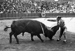 Rafael Gomez «el Gallo» entrando a matar a su primer toro