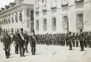 La misión especial de Dinamarca, con el embajador (x) M. Oxholm y el personal de...