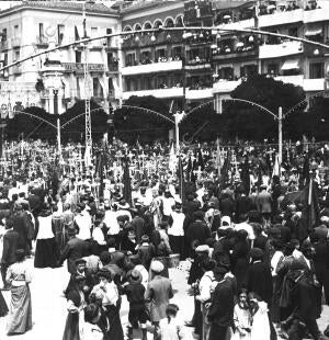 Desfile de Cruces y Banderas que Presenció el Rey desde los Balcones de la...