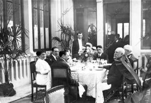 Don Alfonso Xiii Tomando el té en casa de los Marqueses de Argüelles donde ha...