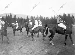 El rey y el infante Don Alfonso en la partida de polo en la granja