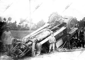 Accidente de automóvil de la línea de San Esteban de Pravia a Vega de Ribadeo,...