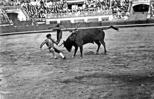 Cogida del matador Manuel Rodriguez (Manolete) al Mataral quinto Toro que le...