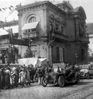 Llegada de los Automoviles Al "Controle" Establecido en la puerta del gran...