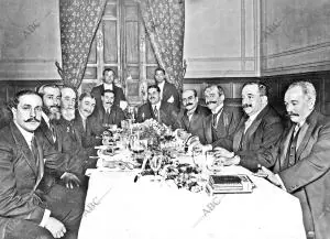 El presidente del Consejo, Sr. Conde de Romanones (1), en el banquete Ofrecido...