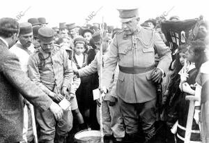 1913 (CA.) El Comandante General, Sr. Jordana (x), en el momento de plantar un...